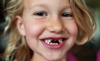 У ребенка растет зуб на десне: что делать и как исправить?